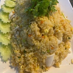 ข้าวผัดปลาหมึกจานใหญ่