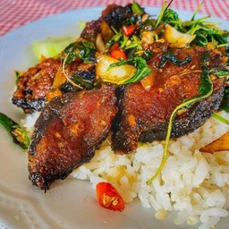 ผัดพริกแกงปลาดุกทอดราดข้าว