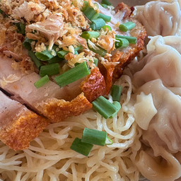 บะหมี่เกี๊ยวหมูกรอบ