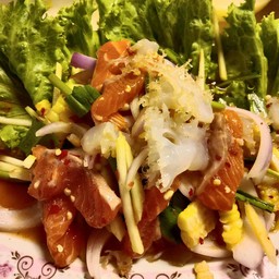 ยำแซลมอน + แมงกะพรุน