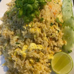 ข้าวผัดไข่จานใหญ่