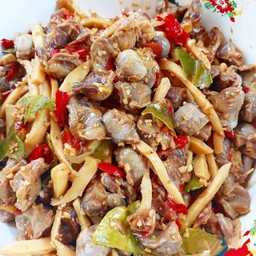 กะเพราเครื่องในไก่หน่อไม้