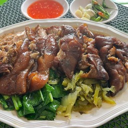 ขาหมูเป็นกับข้าว+คากิหนึ่งชิ้น