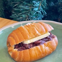 Shi O Pan - Azuki Red bean paste ชิโอะปัง เนยและถั่วอะซึกิกวน