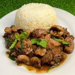 ข้าวกะเพราเครื่องในไก่