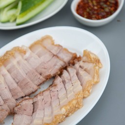 หมูกรอบทอดน้ำจิ้มแจ่ว