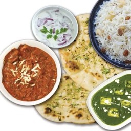 Mix veg and non veg combo (chicken tikka masala,palak paneer,raita,garlic rice,butter naan)