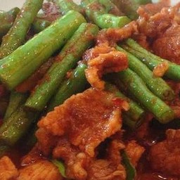 ข้าวหน้าผัดพริกแกงถั่วฝักยาวหมูชิ้น