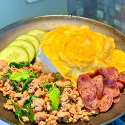ข้าวกระเพราไก่สับพริกแห้ง + กุนเชียงทอดสูตรโบราณ + ไข่ข้นฉ่ำฉ่ำ