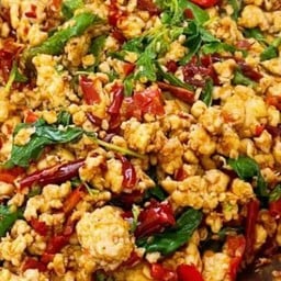 ผัดกระเพราไก่ พริกแห้ง