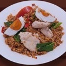 ข้าวผัดพริกเผาไก่ไข่เค็ม