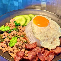 ข้าวกระเพราหมูสับพริกแห้ง + กุนเชียงทอดสูตรโบราณ + ไข่ดาว