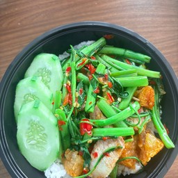 ผักบุ้งหมูกรอบราดข้าว