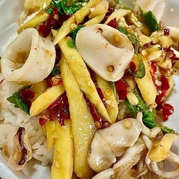 ข้าวกะเพราปลาหมึกหน่อไม้