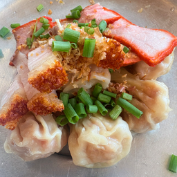 เกี๊ยวหมูแดงหมูกรอบ