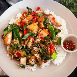 ข้าวหมูกรอบผัดขี้เมา