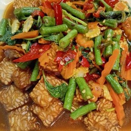 ผัดกระเพราเทมเป้ (กับข้าว) Stir Fried  Holy Basil With Rice Tempeh