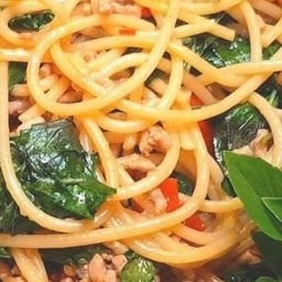 สปาเก็ตตี้ผัดโหระพาพริกขี้หนูสด