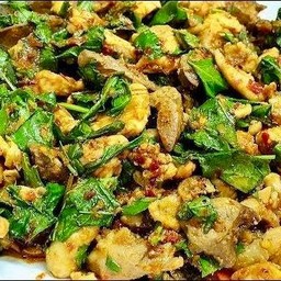 ผัดเผ็ดไก่ใบยี่หร่า