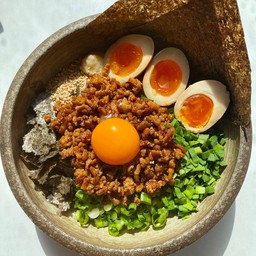 ข้าวด้งหมูผัดหวาน ไข่ต้ม แฝดสาม ไข่ดอง งาขาวคั่วหอม