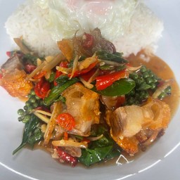 ข้าวผัดฉ่าหมูกรอบ