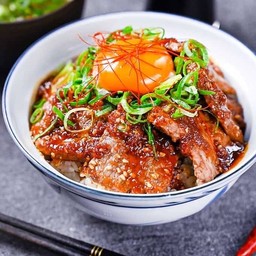 ด้งหน้าเนื้อคลุกซอสเผ็ดจี๊ดจ๊าด