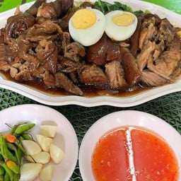 ขาหมูเป็นกับข้าว+คากิหนึ่งชิ้น+ไส้+ไข่