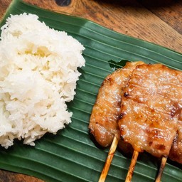 หมูปิ้งนมสด5ไม้+ข้าวเหนียว1ห่อ