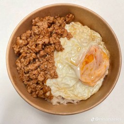 หมูสับผัดกระเทียม+ไข่ดาว ราดข้าว