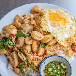 กระเพราไก่ราวข้าว