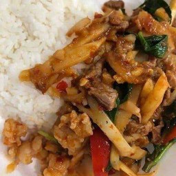 พริกแกงหมูชิ้นใส่หน่อไม้ราดข้าว