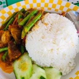 ผัดเครื่องแกงราดข้าว