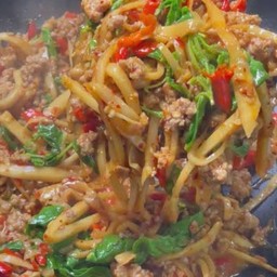 ข้าวกะเพราหน่อไม้ดอง