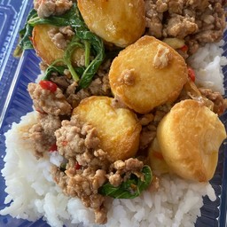 [อร่อยซ่ากับโค้ก] ข้าวกะเพราเต้าหู้หมูสับ +  โค้ก ออริจินัล (กระป๋อง) 