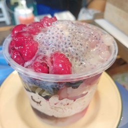 น้ำแข็งไส หวานเย็น ราดน้ำแดง ทรงเครื่อง ลูกชิด เฉาก๊วย แมงลัก วุ้น สาคู