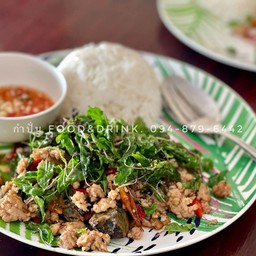 ไข่เยี่ยวม้ากระเพรากรอบราดข้าว