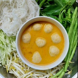 น้ำยากะทิลูกชิ้นปลา (กับข้าว)