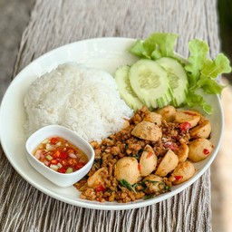 กะเพราหมูสับลูกชิ้น