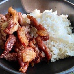 หมูแดดเดียวทอดราดข้าว