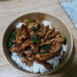 ข้าวกะเพราเนื้อย่าง