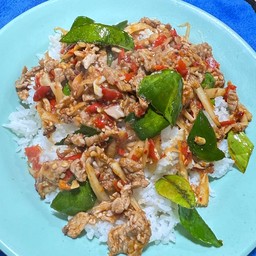 เนื้อผัดหน่อไม้ดองราดข้าว