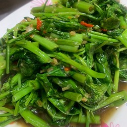 ผัดผักบุ้งไฟแดง เป็นกับ