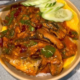 กะเพราปลากระป๋อง+ไข่ข้น