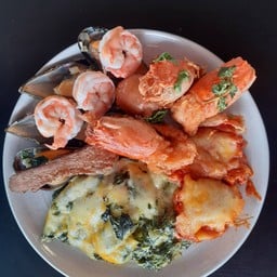 ผักโขมอบชีส และพิซซ่าหน้าซีฟู้ด