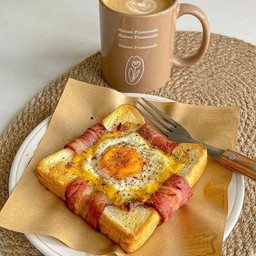 คลีนๆ ขนมปังห่มเบคอนไข่ดาว