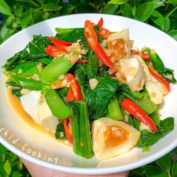 ผัดคะน้าไข่เค็มราดข้าว