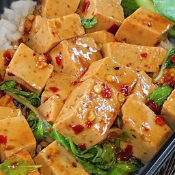 กระเพราหมูยอราดข้าว