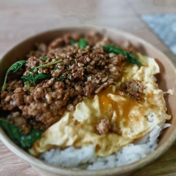 ข้าวกะเพราเนื้อสับไข่ข้น