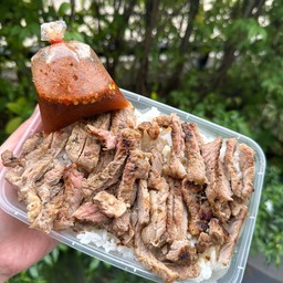 ข้าวหน้าเนื้อย่างเกลือพริกไทย ออนิกาโน่น้ำจิ้มแจ๋ว