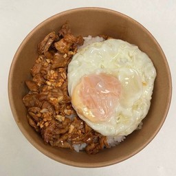 ข้าวหมูกระเทียมไข่ดาว